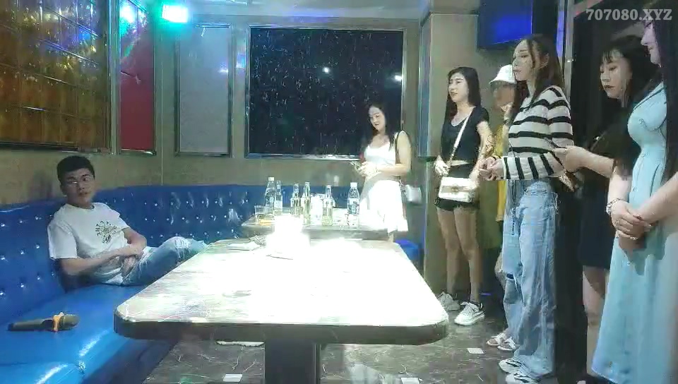 探花炮哥  K歌房点两个小妹四人混战  2021091501