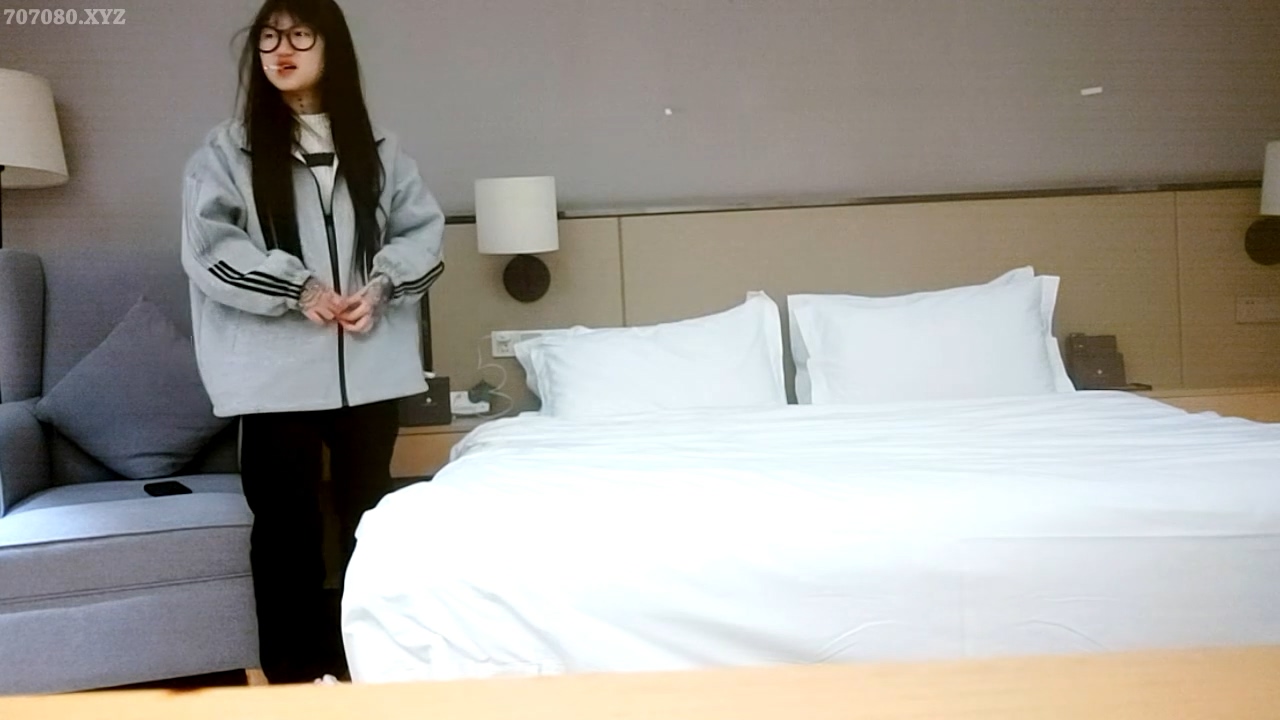 用利顶你 可爱眼镜妹大纹身超反差20240221