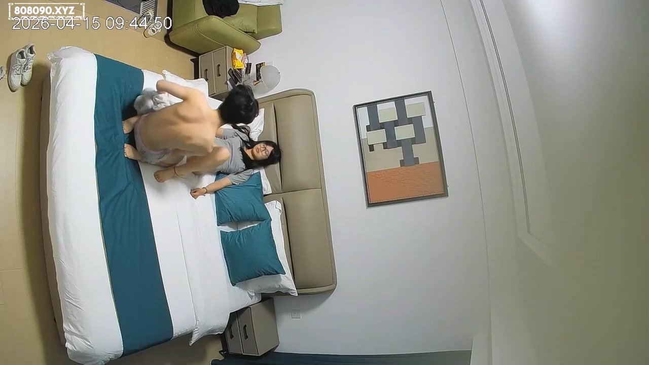 酒店偷拍学生情侣连着干三炮，被妹妹舔硬吸干，只能无影手给爽飞2026060301