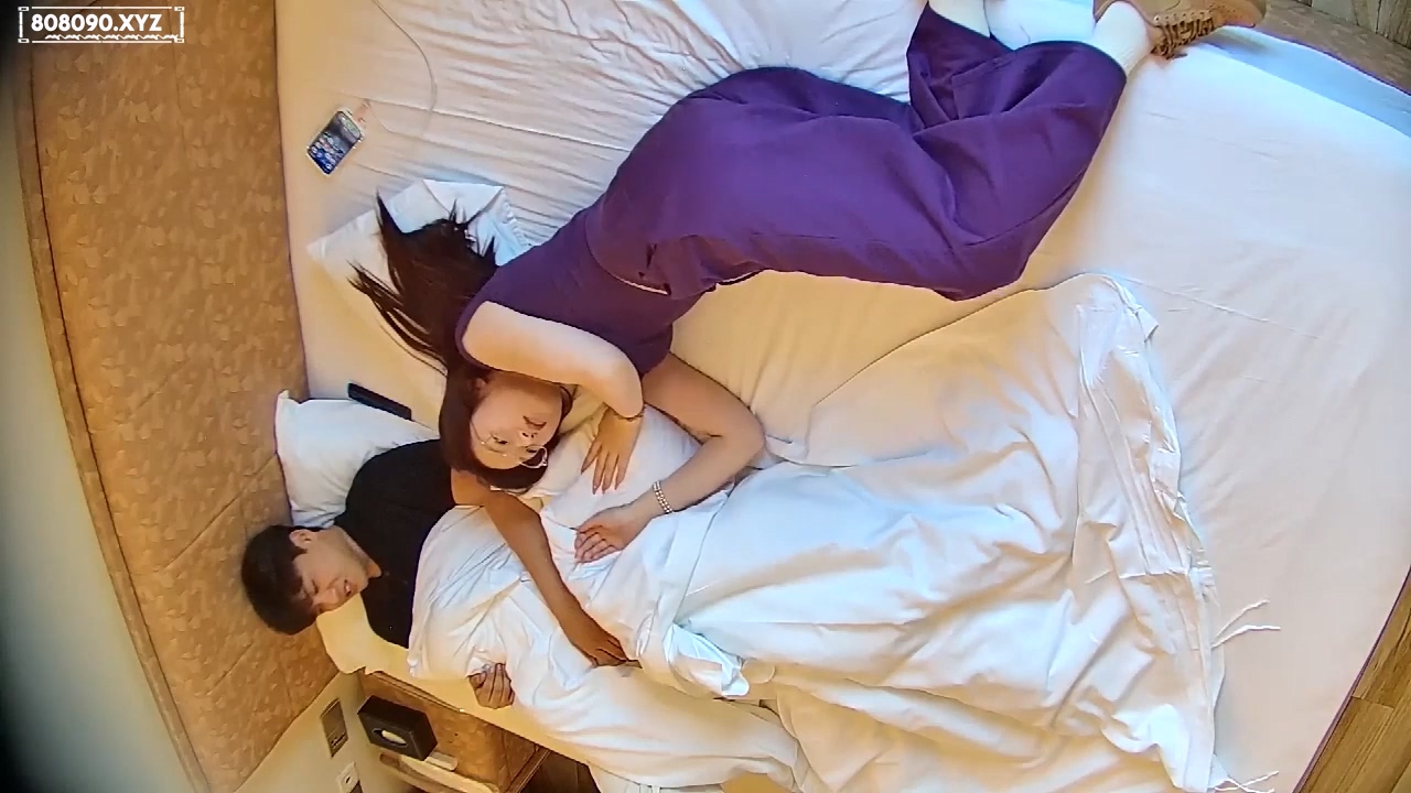 情趣酒店拍摄高颜值紫衣眼镜美女，白嫩白嫩的满背的火罐印2026063002