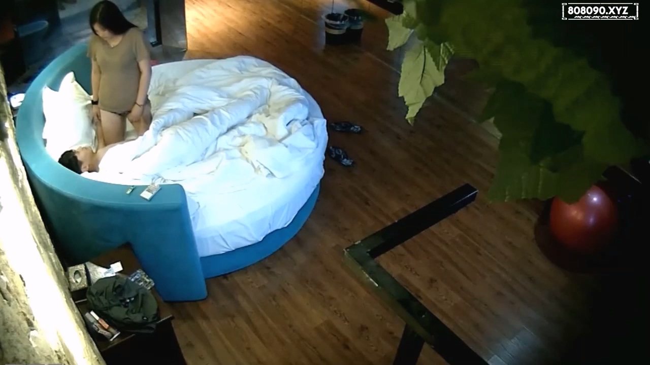 酒店拍摄男领导带女下属出差开了个情趣房，把妹子套在架子上，各种道具都体验一番2026101101